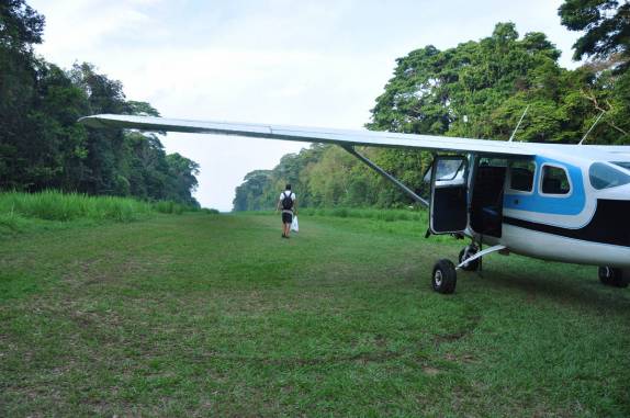 Caminhando na pista do aeroporto da estação Sirena, no Parque Nacional Corcovado, na Península de Osa, no sul da Costa Rica